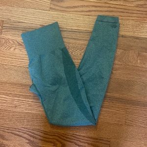 Dark green/grey NVGTN leggings.